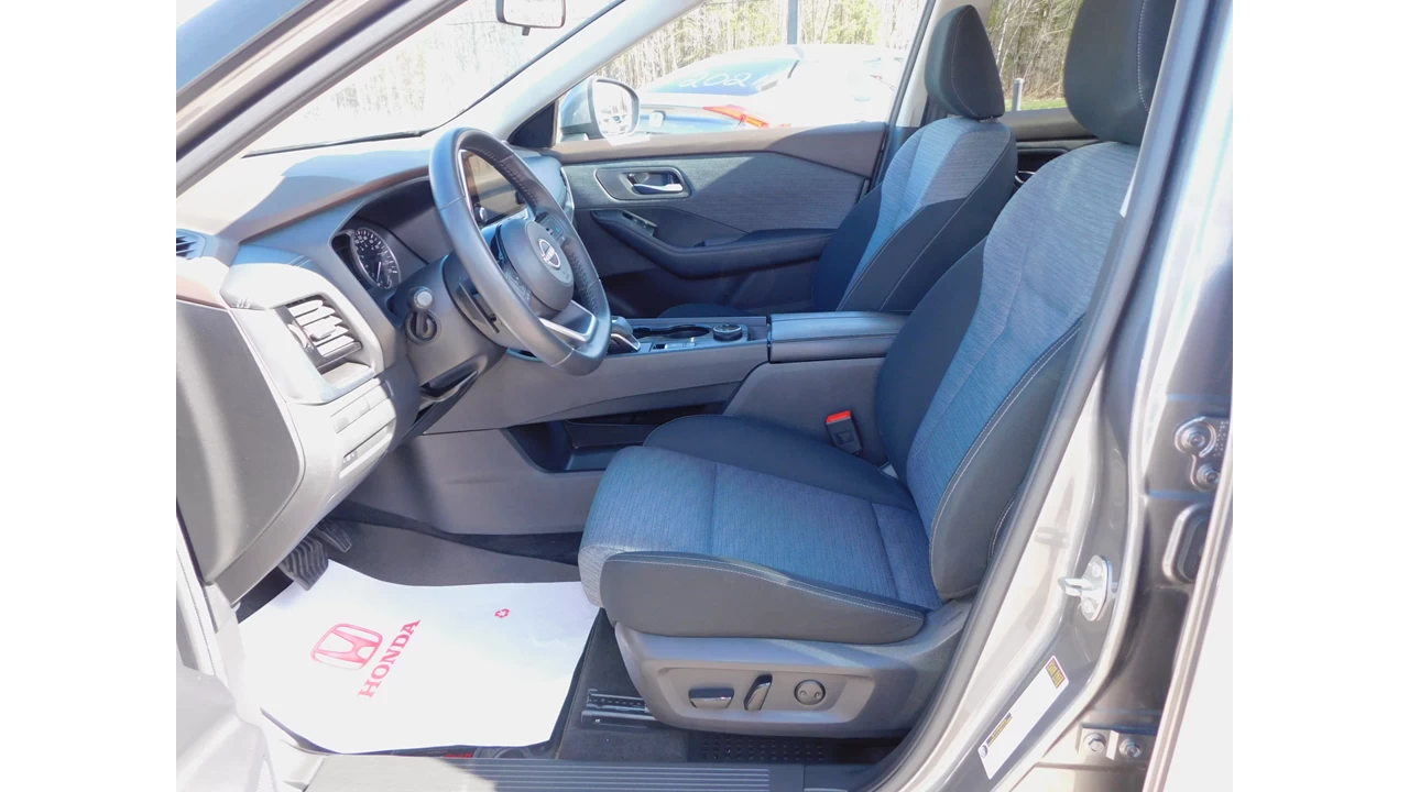 2022 Nissan Rogue SV Main Image