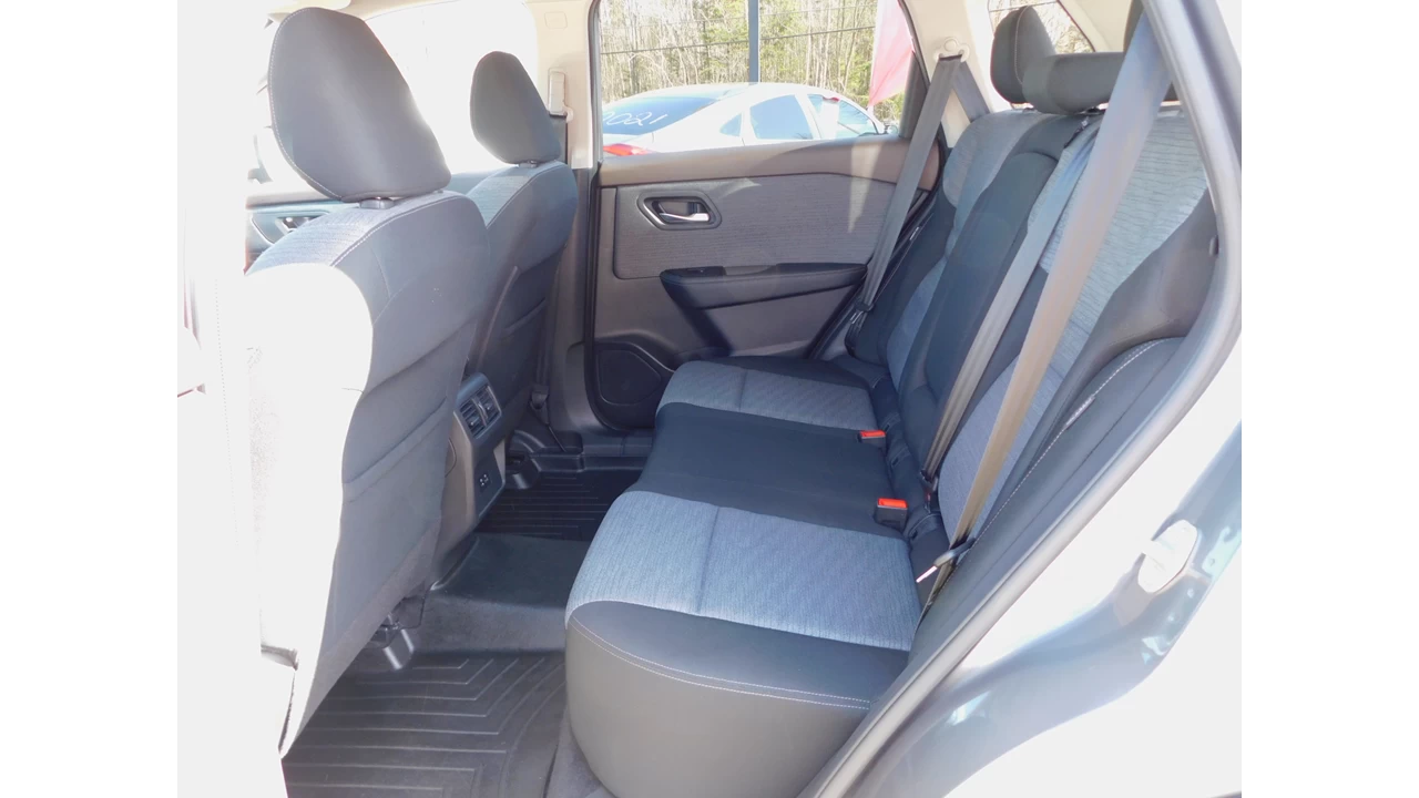 2022 Nissan Rogue SV Main Image