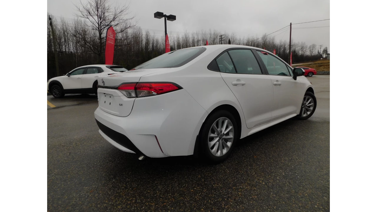 2021 Toyota Corolla LE Main Image